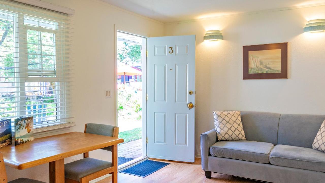 The Village Motel Naramata Exterior photo
